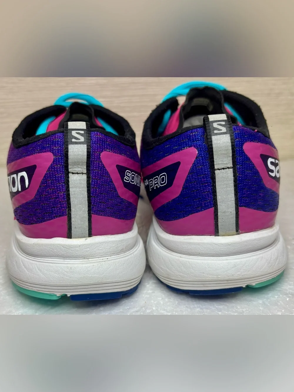 Salomon Women's Running Avenue Athletic Shoes with Turquoise Laces Size 8.5